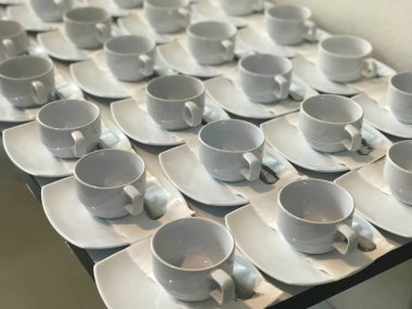 Bir sıra beyaz kahveyi kapat.