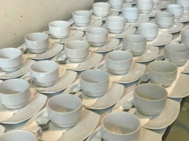 Bir sıra beyaz kahveyi kapat.