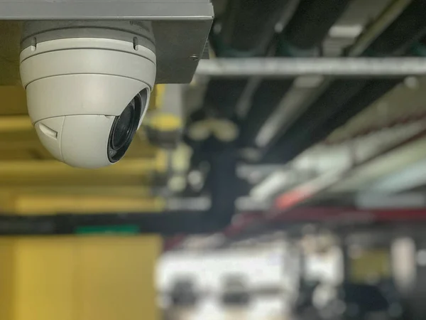 CCTV camera geïnstalleerd op de parkeerplaats — Stockfoto