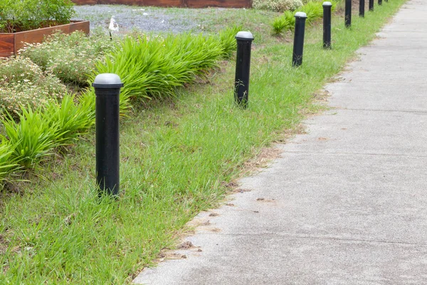 Loopbrug en bloem in de tuin van Thailand — Stockfoto