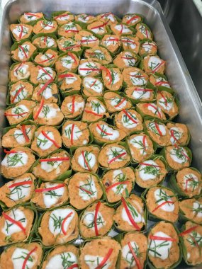 Köri ezmeli buğulanmış balık sırası.