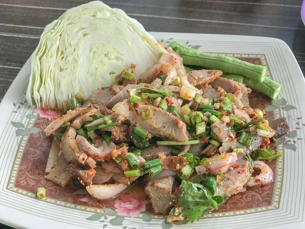 Крупним планом смажений свинячий гострий салат — стокове фото