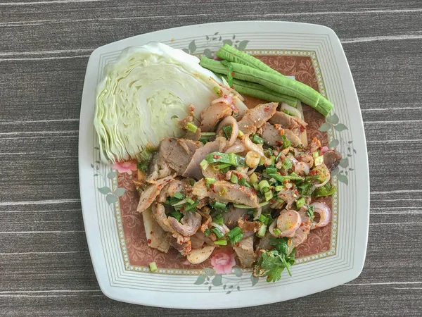 Nahaufnahme von gegrilltem Schweinefleisch würzigen Salat — Stockfoto