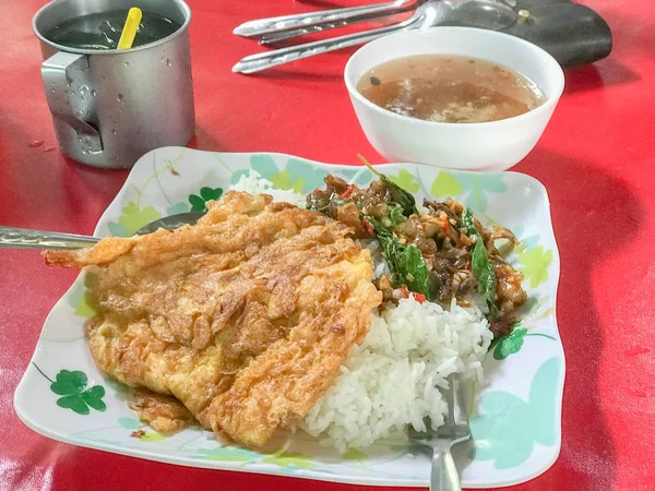 ご飯の上には牛肉とバジルの炒め物。 — ストック写真