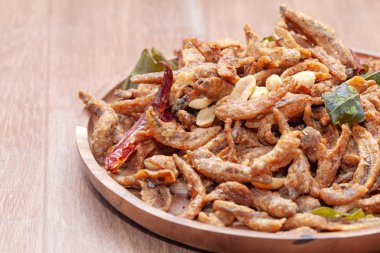 Tabakta kızartılmış küçük balıklara yakın durun.