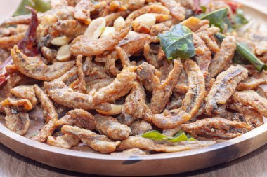 Tabakta kızartılmış küçük balıklara yakın durun.