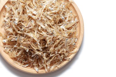 Tayland 'ın güneyindeki yerel küçük balıklar beyaz arka planda