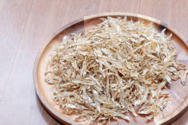 Tayland 'ın güneyindeki yerel küçük balıklar tabakta