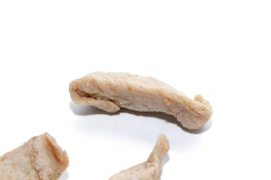 Beyaz arkaplanda çiğ balık topunu kapat