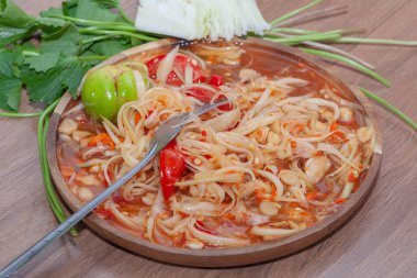 Tayland 'da baharatlı papaya salatası ya da çatallı Som Tum.