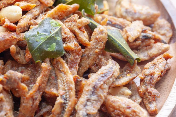 Close up de crocante frito pequeno peixe no prato — Fotografia de Stock