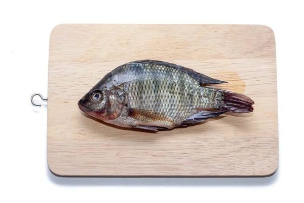 Tilapia Fisch auf Holzbrett auf weißem Hintergrund — Stockfoto
