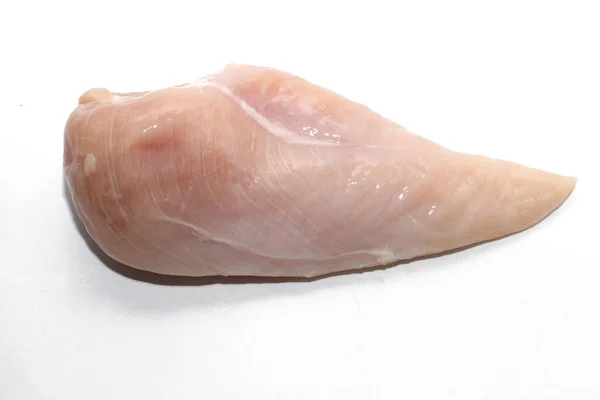 Pollo fresco al petto crudo senza pelle su sfondo bianco — Foto Stock