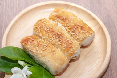 Tao sor cake ya da Phuket Thailand 'da ahşap tabakta ay pastası