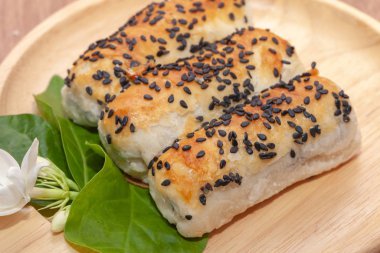 Tao sor cake ya da Phuket Thailand 'da ahşap tabakta ay pastası