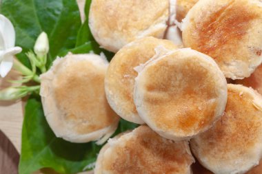 Tao sor cake ya da Phuket Thailand 'da ahşap tabakta ay pastası