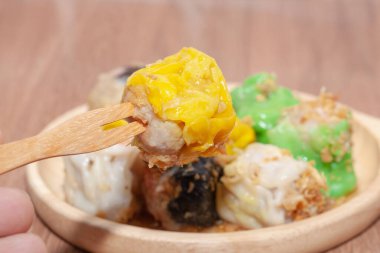 Tahta tabakta Çin Buharı ya da Shumai.