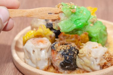 Tahta tabakta Çin Buharı ya da Shumai.