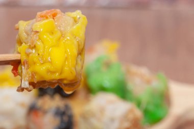 Tahta tabakta Çin Buharı ya da Shumai.