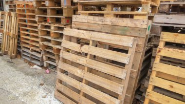Eski fabrikada bir yığın ahşap palet