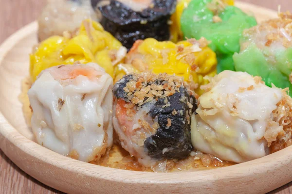 Gnocco al vapore cinese o Shumai su piatto di legno — Foto Stock