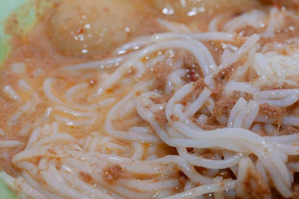 Vermicelli di riso, kanom jeen, spaghetto tailandese sulla ciotola — Foto Stock