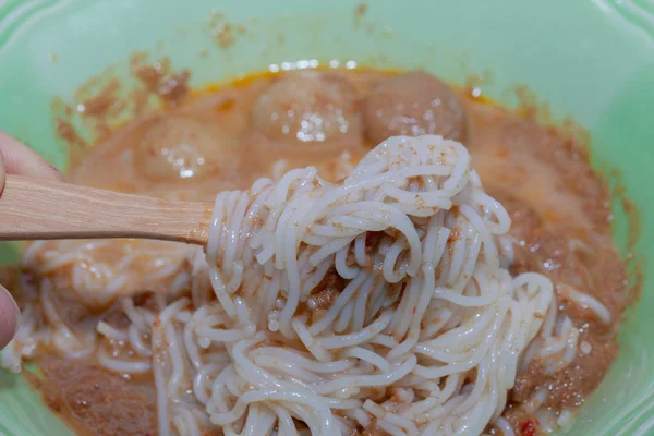 Vermicelli di riso, kanom jeen, spaghetto tailandese sulla ciotola — Foto Stock