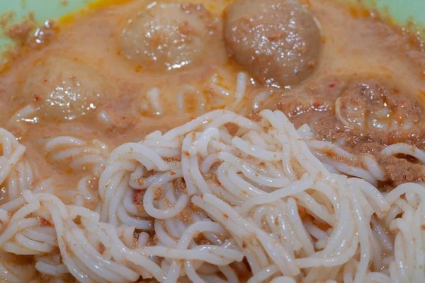 Vermicelli di riso, kanom jeen, spaghetto tailandese sulla ciotola — Foto Stock