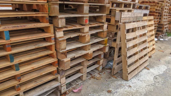 Stapel houten pallet in oude fabriek — Stockfoto