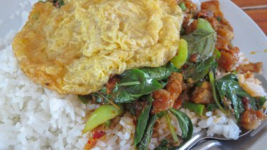 Tayland 'da ızgara domuz ve pilav ile baharatlı köri.