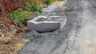Tayland 'da inşaat ve drenaj boruları kirli yol
