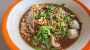 Yakisoba şehriye çorbası ve köfteli domuz eti.