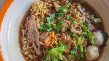 Yakisoba şehriye çorbası ve köfteli domuz eti.