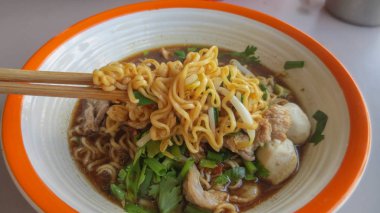 Yakisoba şehriye çorbası ve köfteli domuz eti.