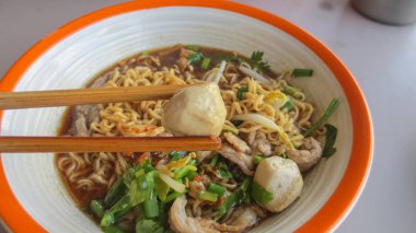 Yakisoba şehriye çorbası ve köfteli domuz eti.