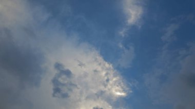 Pofuduk bulutlar ve güzel mavi gökyüzü Tayland 'da akşam vakti