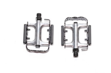 Beyaz arkaplanda bisiklet pedalını kapat