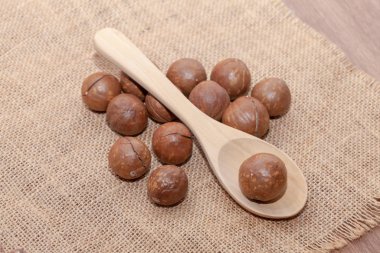 Kaşıkla organik macadamia fındığı yakın çekim
