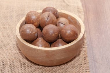 Tahta kasede organik macadamia fındığı yakın çekim