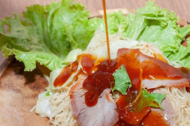 Yumurtalı şehriye çorbası, kızarmış domuz eti ve sos.