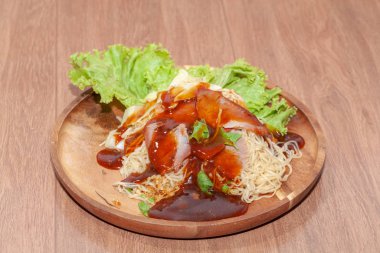 Yumurtalı şehriye çorbası, kızarmış domuz eti ve sos.