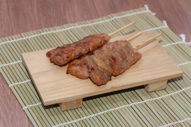 Kızarmış domuz eti Tayland usulü.