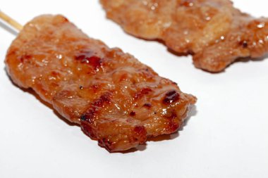 Beyaz arka planda ızgara domuz eti Tayland usulü.