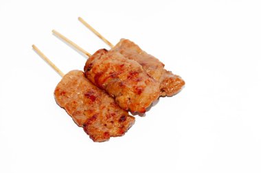 Beyaz arka planda ızgara domuz eti Tayland usulü.