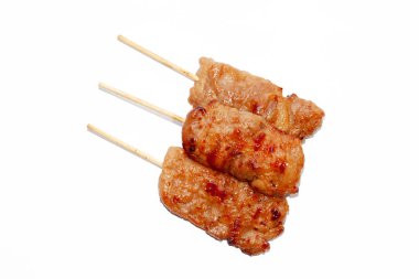 Beyaz arka planda ızgara domuz eti Tayland usulü.