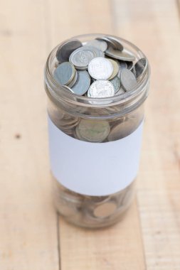 Para ve boş etiketli cam kavanozu kapat, tasarruf ve finansal yatırım fikri
