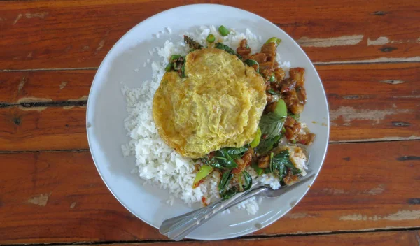 Caril de ervas picantes com porco grelhado e arroz na Tailândia — Fotografia de Stock