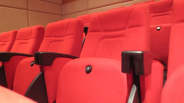 Ряд красных мест в зале семинаров — стоковое фото