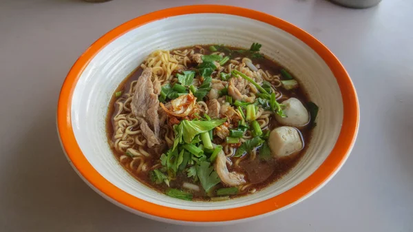Yakisoba noodle soep met gestoofd varkensvlees met gehaktbal — Stockfoto