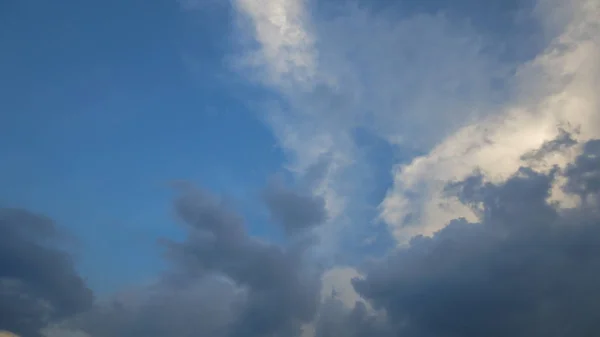 Αφράτο σύννεφο και όμορφο γαλάζιο ουρανό το βράδυ στην Ταϊλάνδη — Φωτογραφία Αρχείου